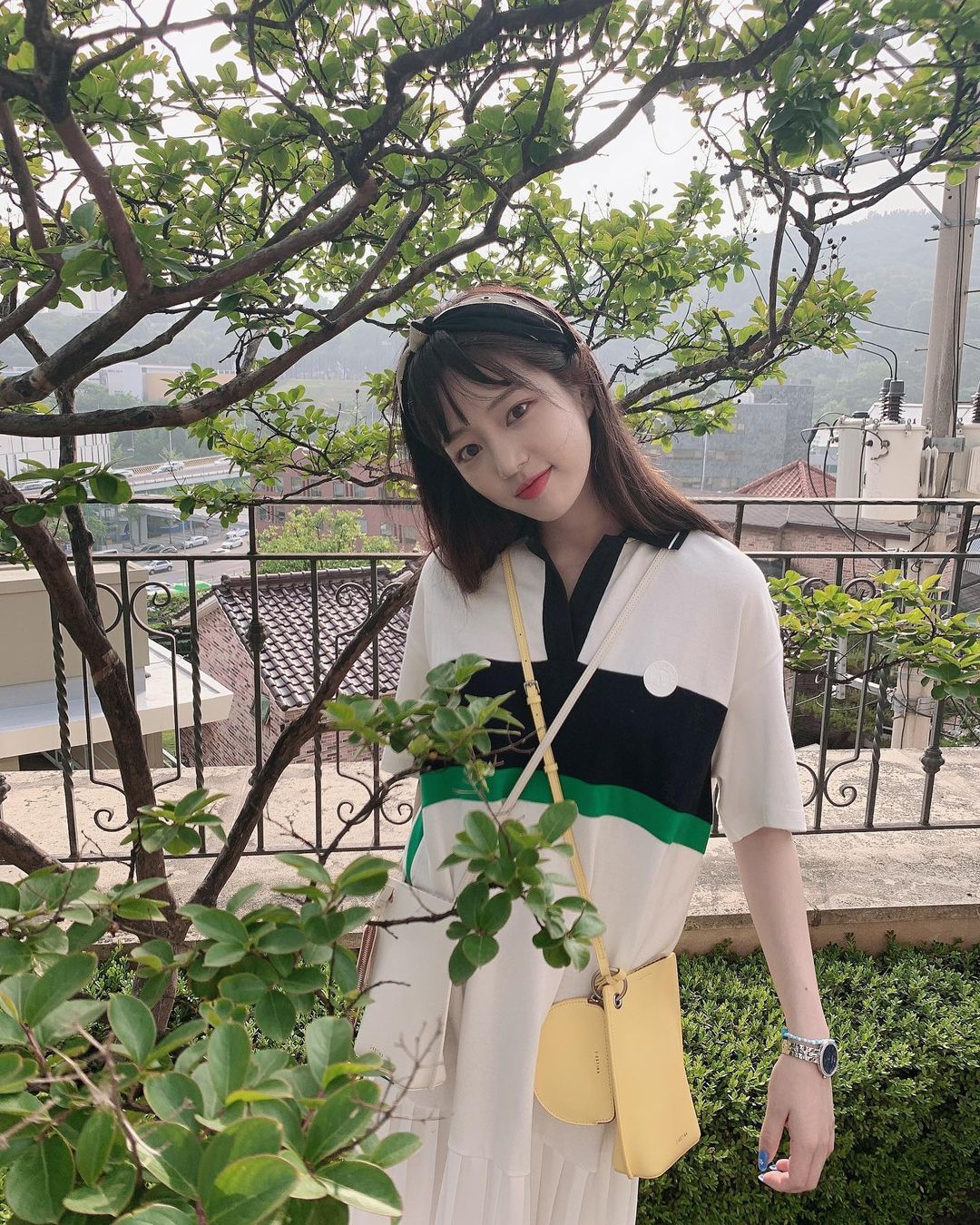 从发型到私服无一不添少女感,在IG拥有百万追随者的韩国演员李侑菲