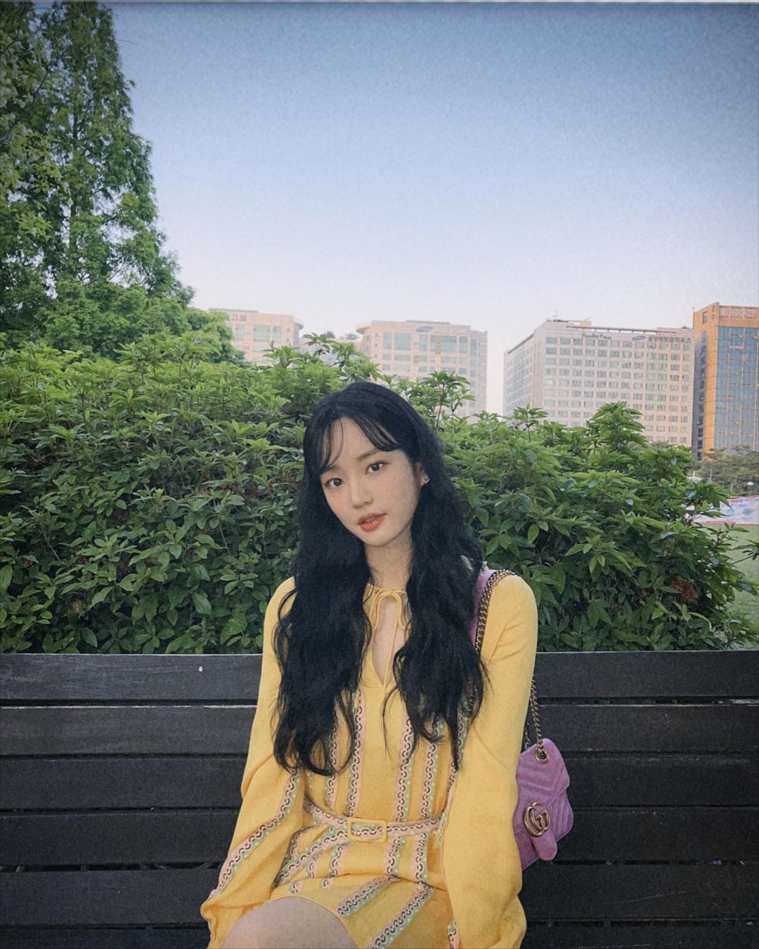 从发型到私服无一不添少女感,在IG拥有百万追随者的韩国演员李侑菲