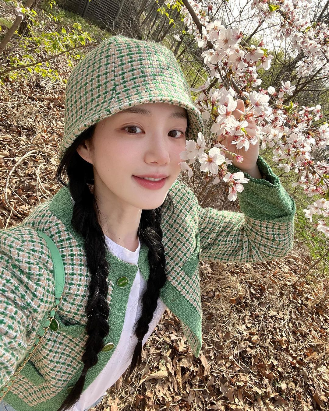 从发型到私服无一不添少女感,在IG拥有百万追随者的韩国演员李侑菲