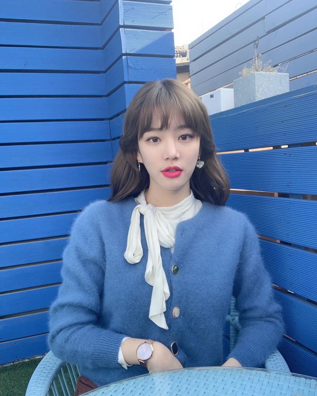 从发型到私服无一不添少女感,在IG拥有百万追随者的韩国演员李侑菲