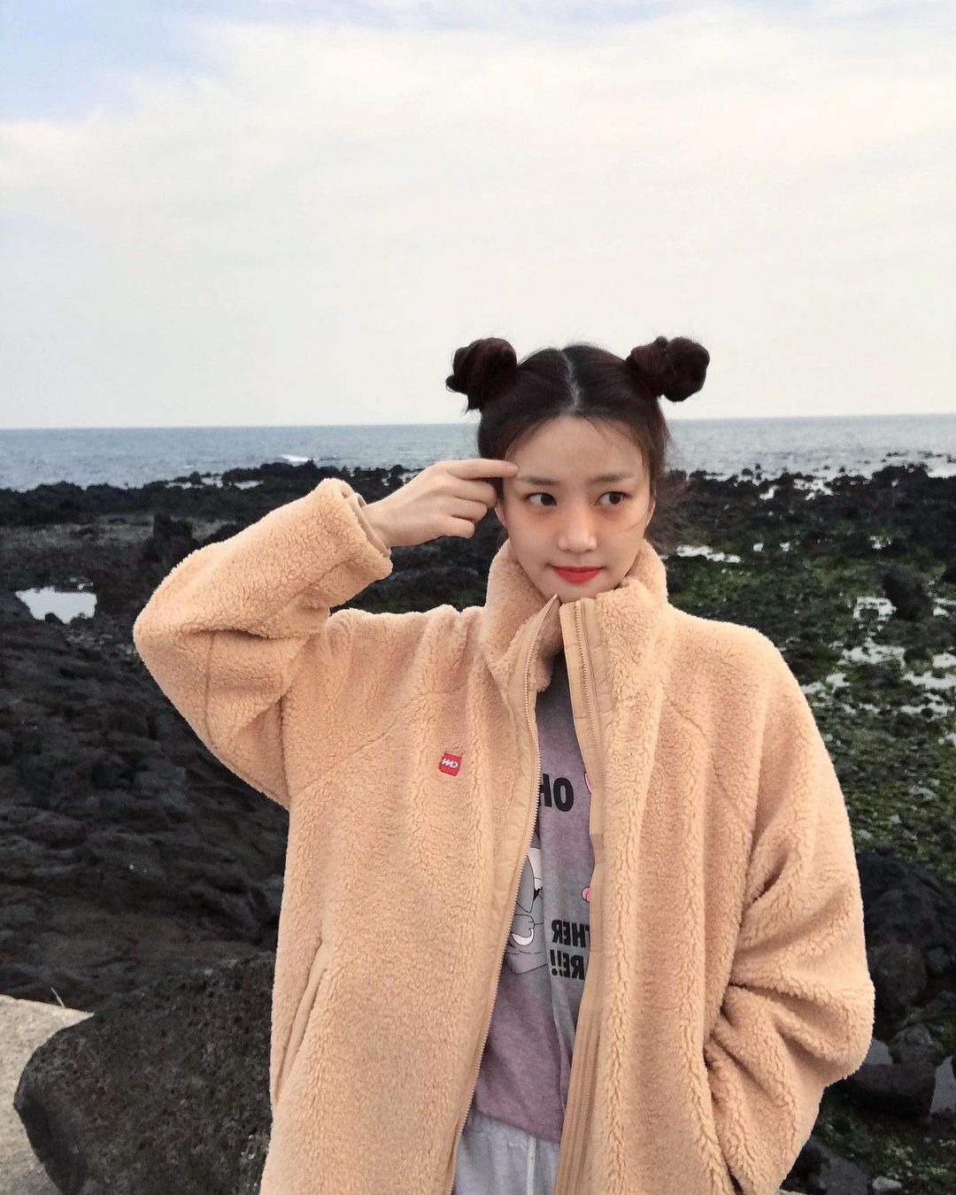 从发型到私服无一不添少女感,在IG拥有百万追随者的韩国演员李侑菲