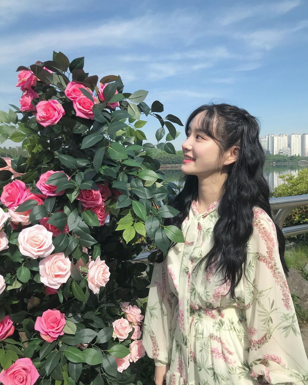 从发型到私服无一不添少女感,在IG拥有百万追随者的韩国演员李侑菲