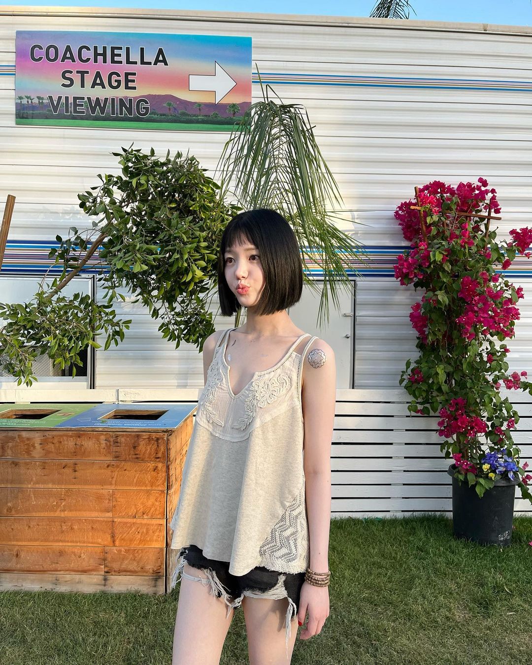 从发型到私服无一不添少女感,在IG拥有百万追随者的韩国演员李侑菲