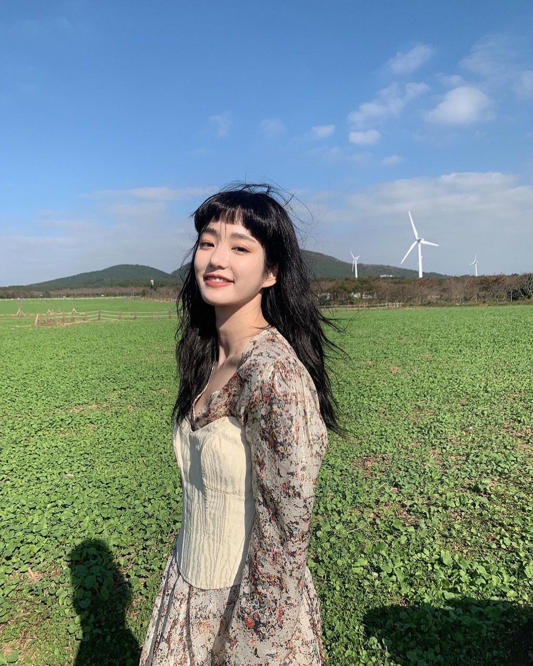 从发型到私服无一不添少女感,在IG拥有百万追随者的韩国演员李侑菲