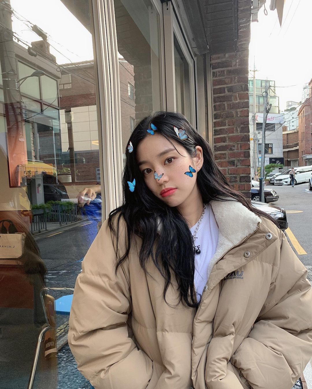 从发型到私服无一不添少女感,在IG拥有百万追随者的韩国演员李侑菲