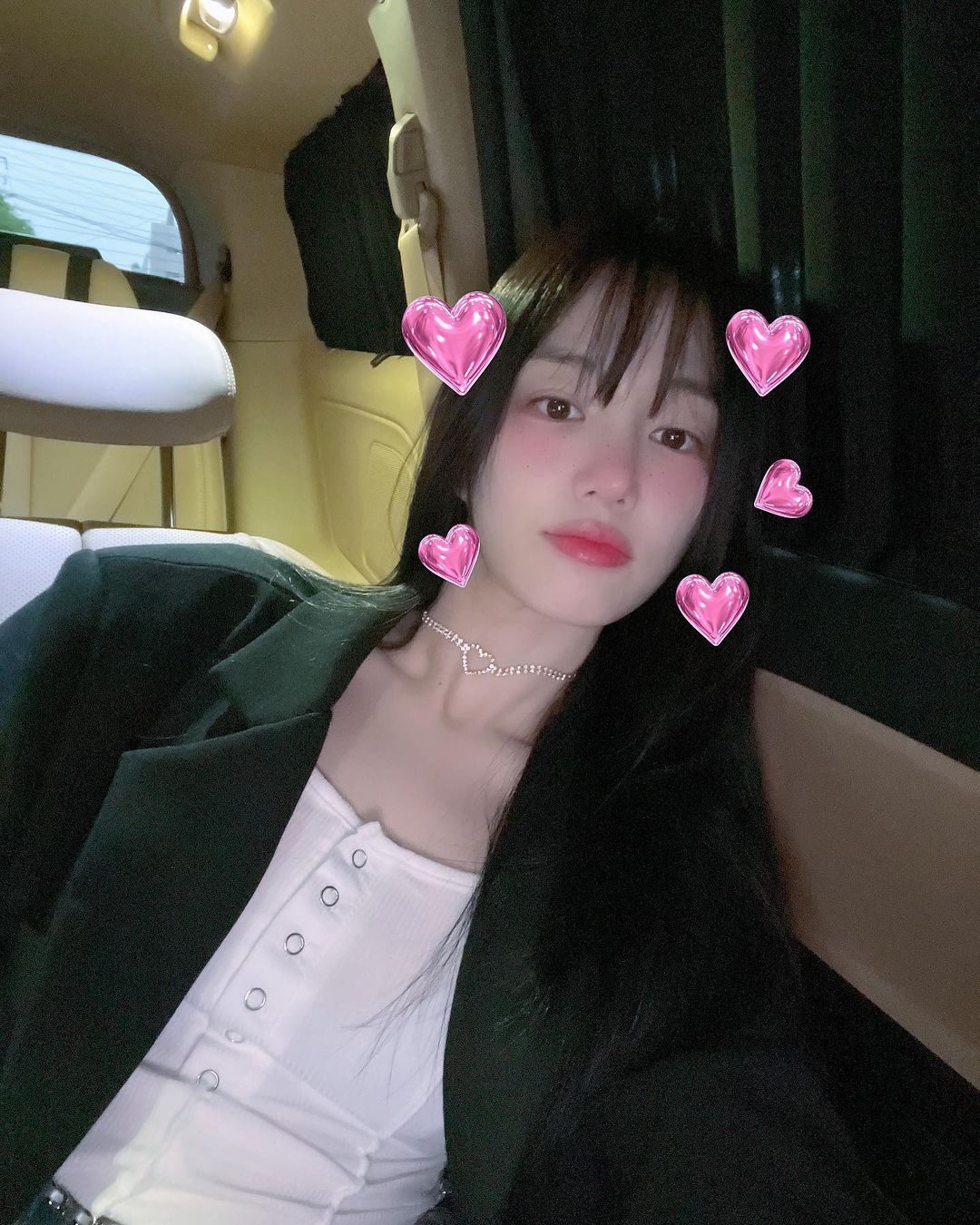 从发型到私服无一不添少女感,在IG拥有百万追随者的韩国演员李侑菲