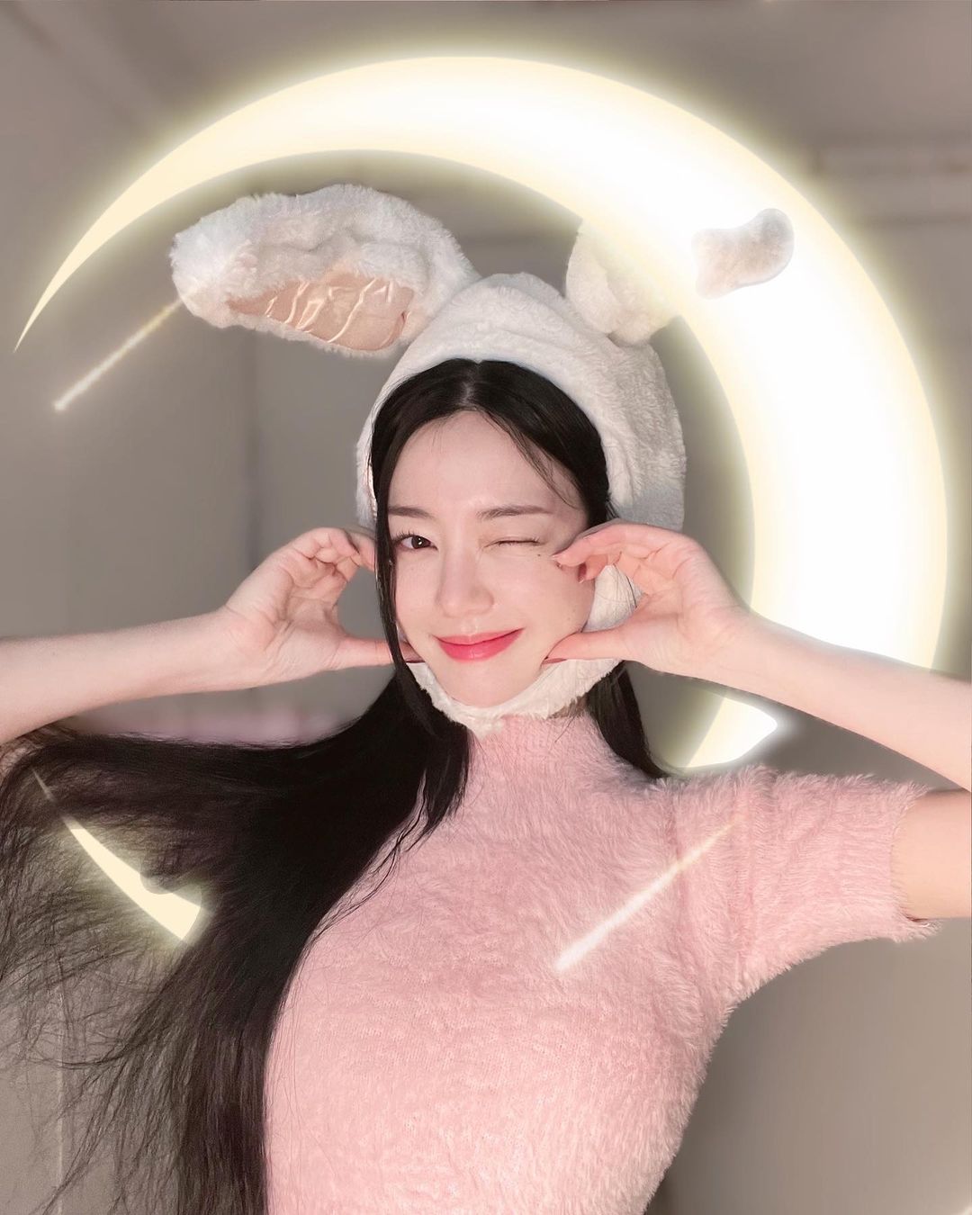 从发型到私服无一不添少女感,在IG拥有百万追随者的韩国演员李侑菲