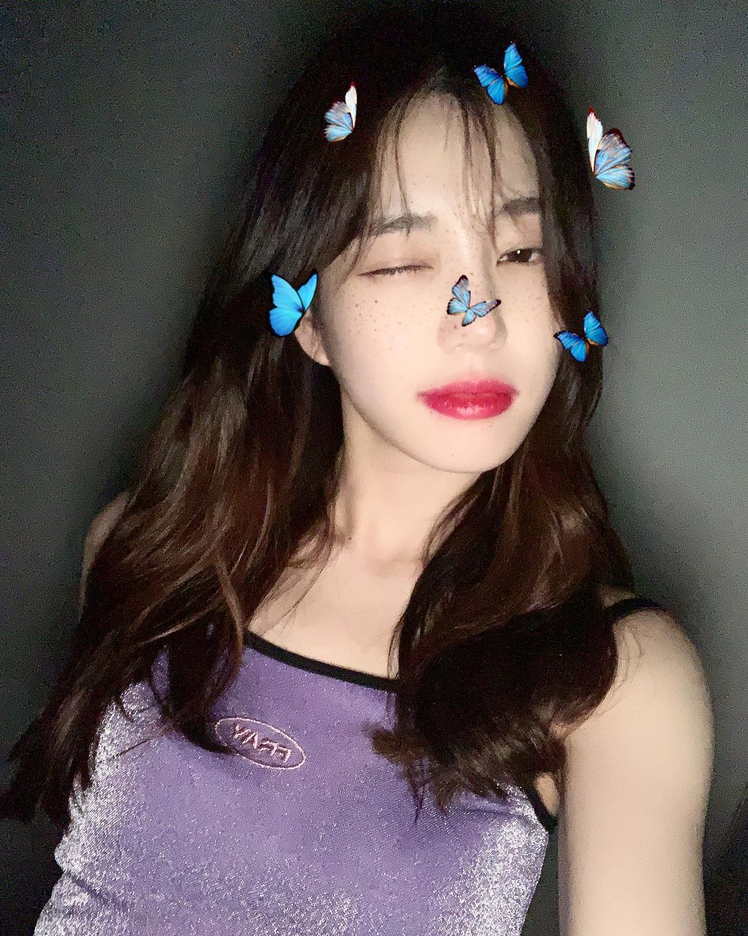 从发型到私服无一不添少女感,在IG拥有百万追随者的韩国演员李侑菲