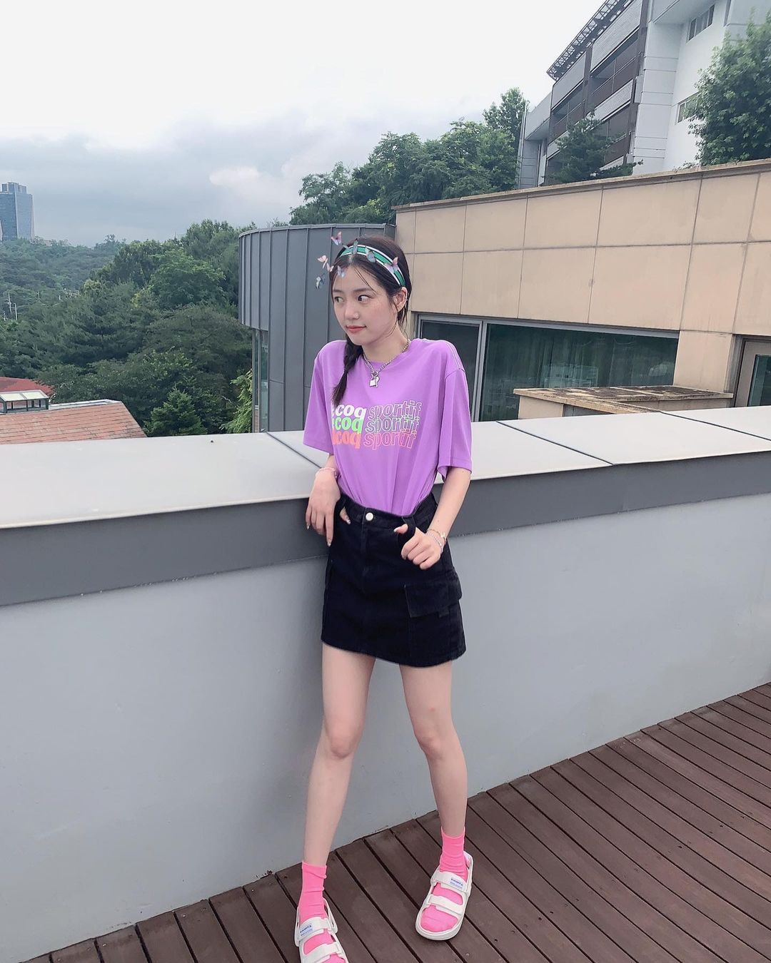 从发型到私服无一不添少女感,在IG拥有百万追随者的韩国演员李侑菲