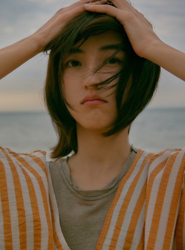 张子枫向往日落写真沙滩落日少年感绝了