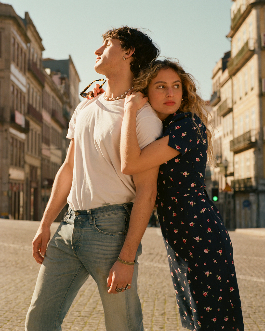 衬衫、T-shirt、印花裙…这些巴黎女生必备单品，这3家法国品牌都为你备妥了