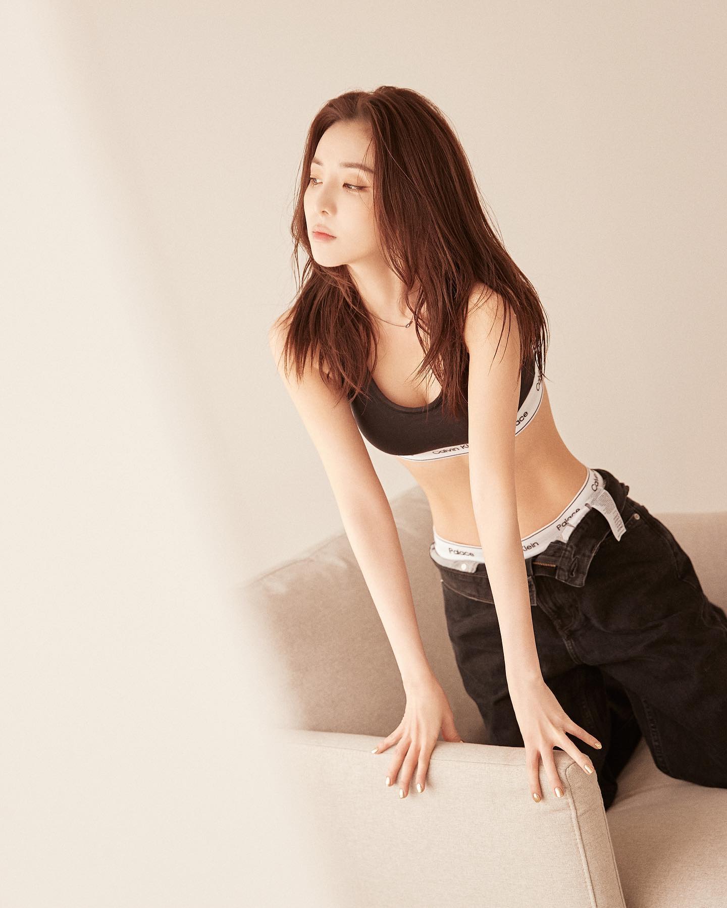 集结力与美的性感谁不喜欢?2NE1 Dara 为Calvin Klein 拍摄新宣传照