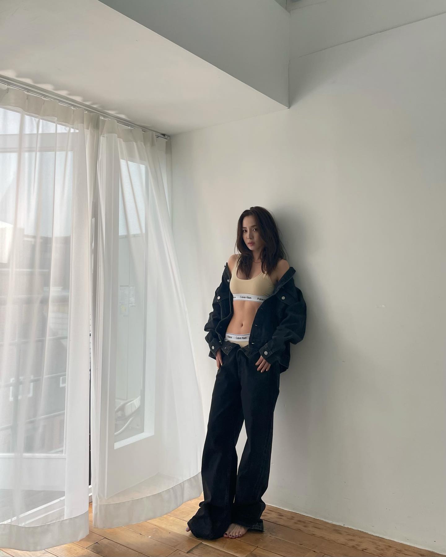 集结力与美的性感谁不喜欢?2NE1 Dara 为Calvin Klein 拍摄新宣传照