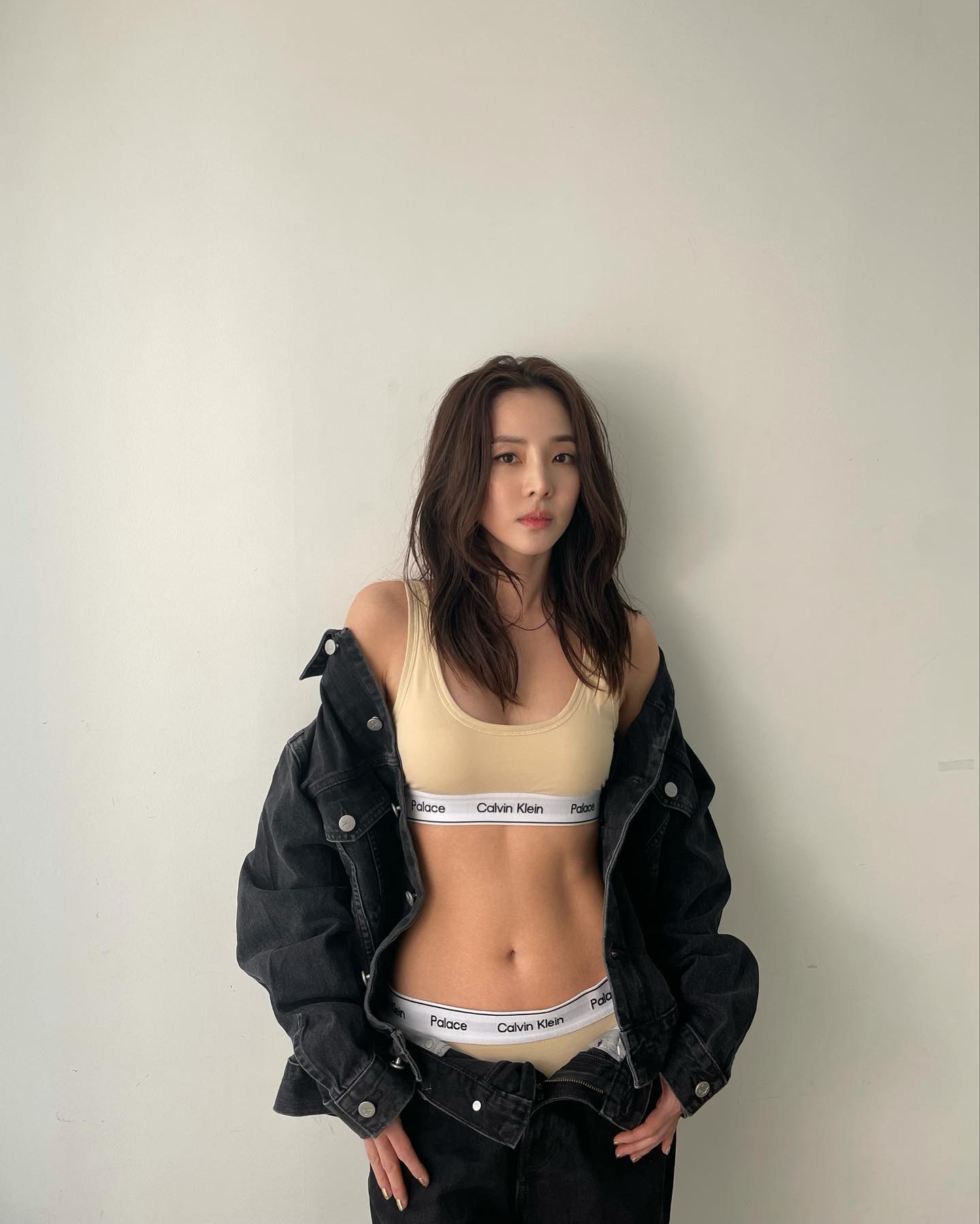 集结力与美的性感谁不喜欢?2NE1 Dara 为Calvin Klein 拍摄新宣传照