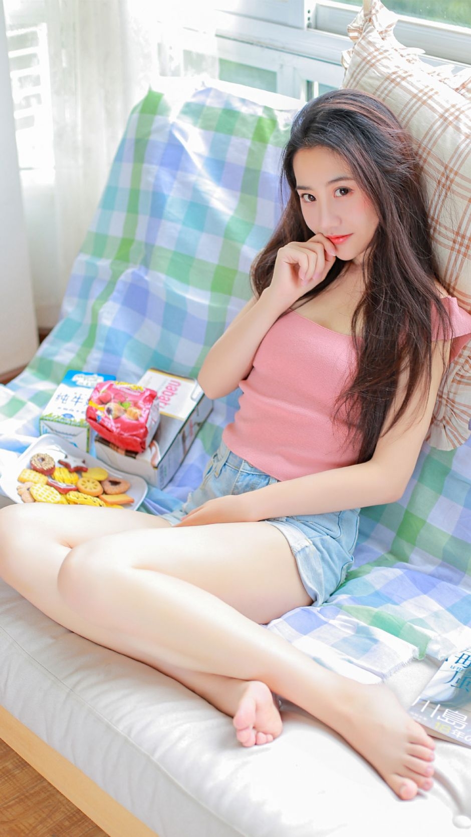 黑长直发美女萝莉牛仔超短裤白皙大长腿图片