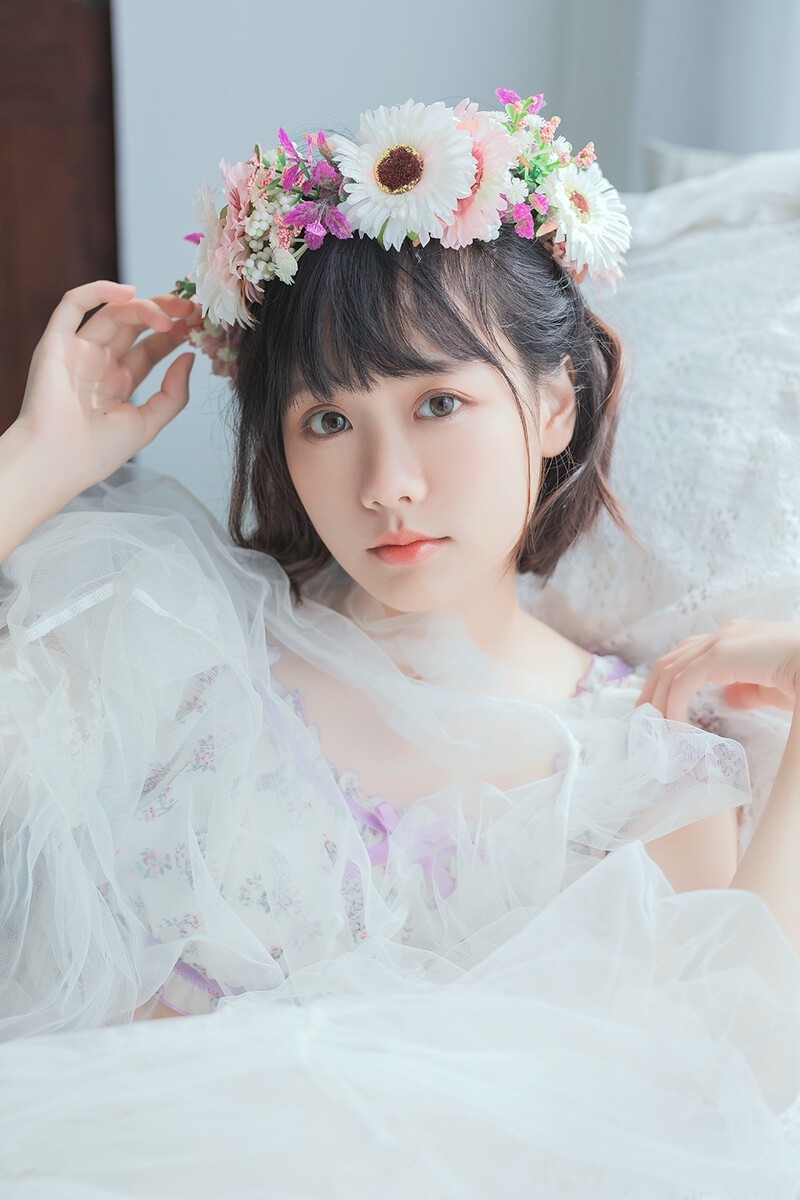 短发美女萝莉露脐装超短裤小蛮腰大长腿图片