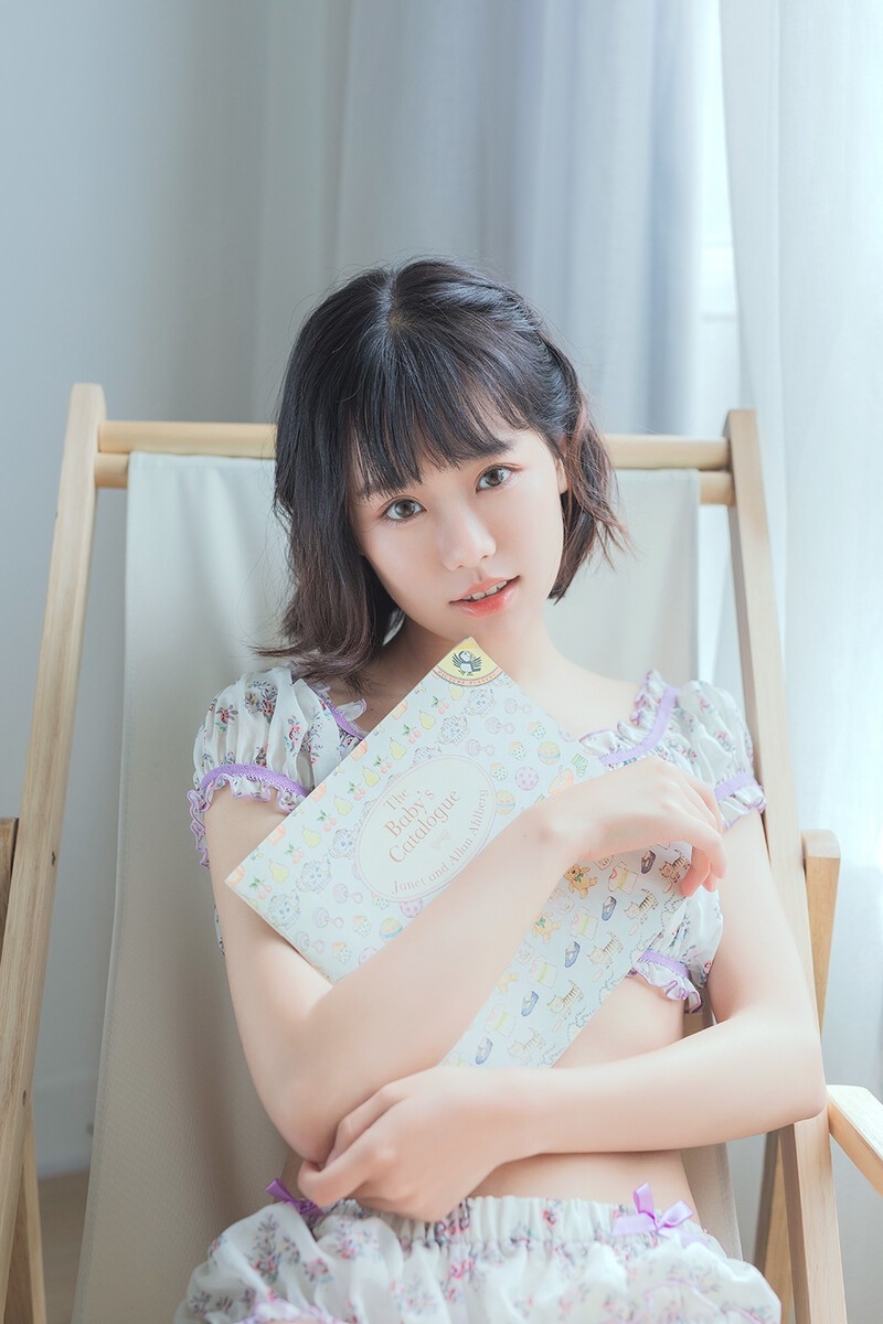 短发美女萝莉露脐装超短裤小蛮腰大长腿图片