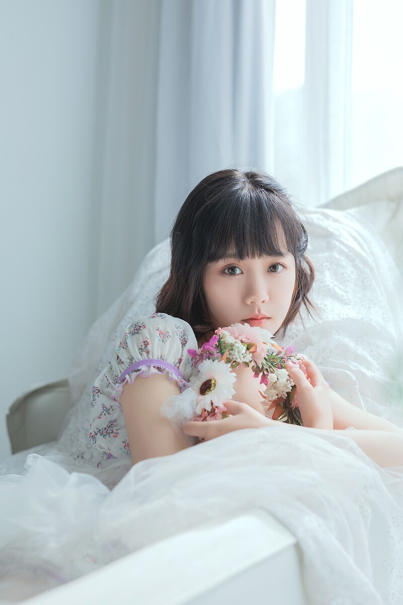 短发美女萝莉露脐装超短裤小蛮腰大长腿图片