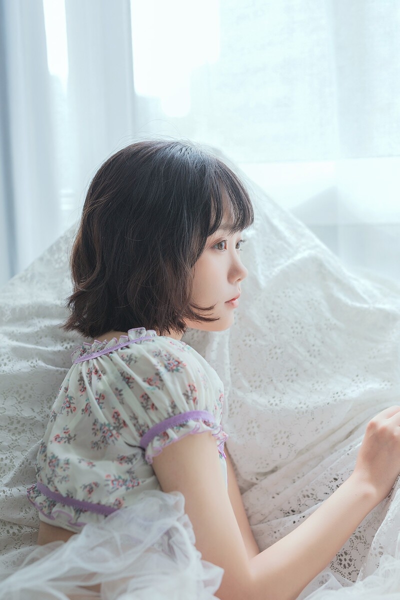 短发美女萝莉露脐装超短裤小蛮腰大长腿图片