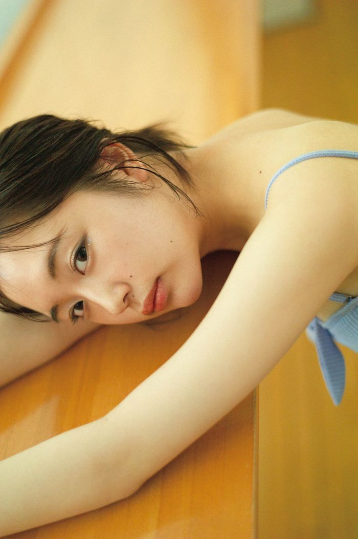 日本最强妹妹人生首次比基尼「なえなの」新出写真集