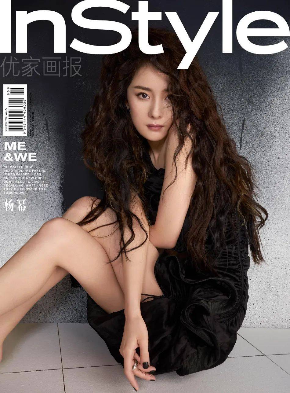 杨幂身穿黑色短裙大秀白皙长腿,性感火辣太有型!