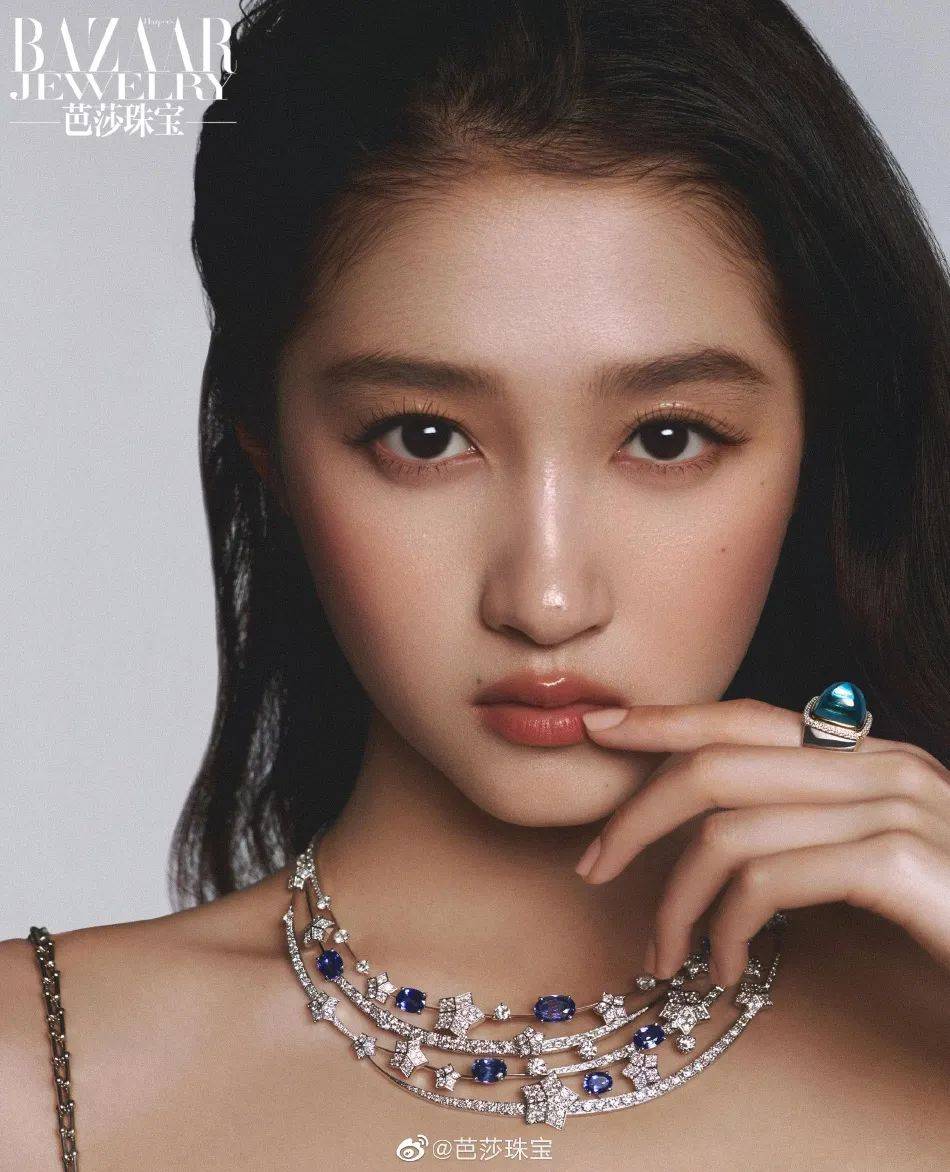 关晓彤写真大秀事业线，英姿飒爽气场全开！