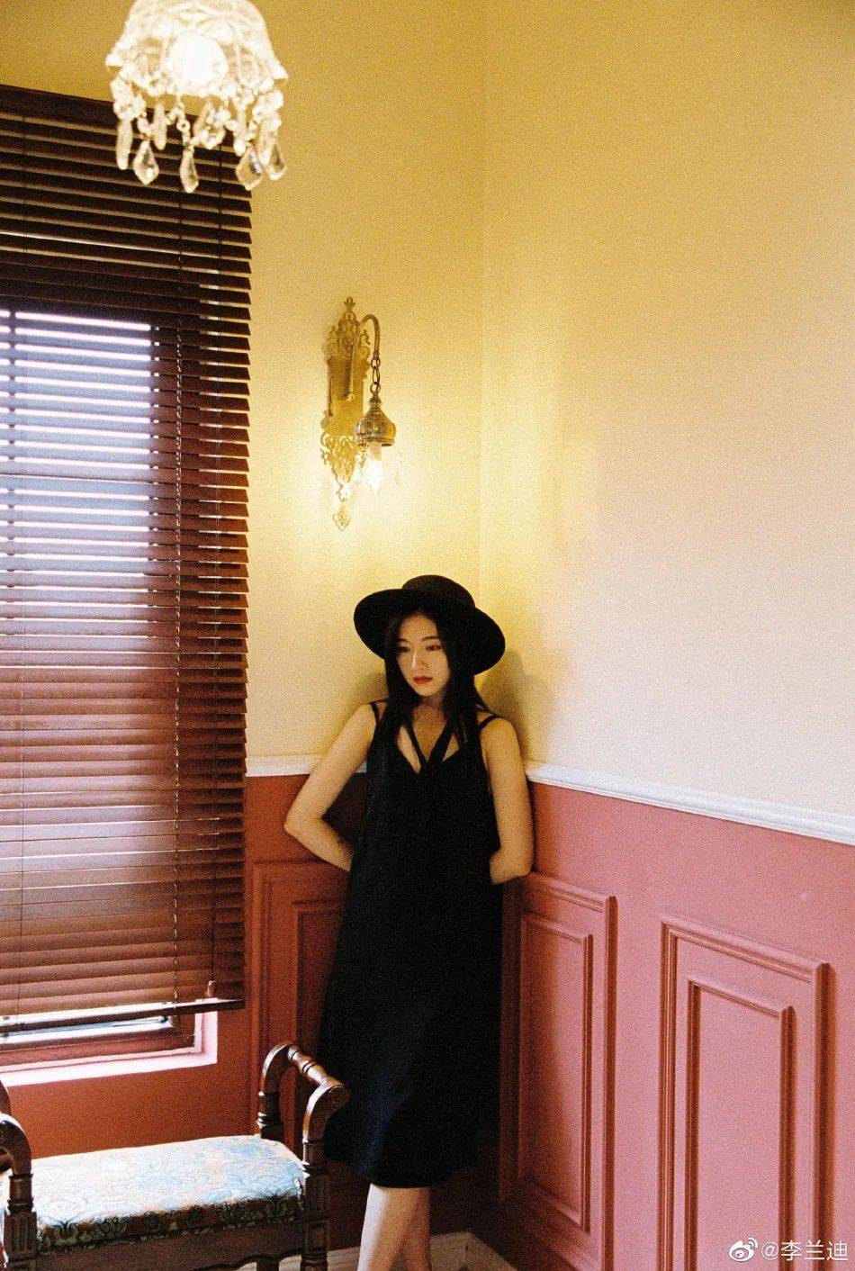 李兰迪身穿黑色吊带裙超靓丽!艳若桃李太性感撩人