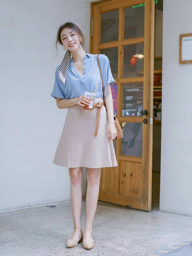 天生气质的女人:穿衣干净耐看,搭配简约优雅