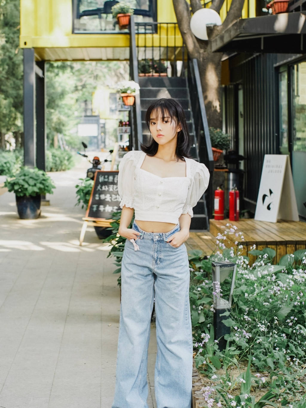 高煜霏长相高级却不火,穿法式衬衫优雅得令人心动