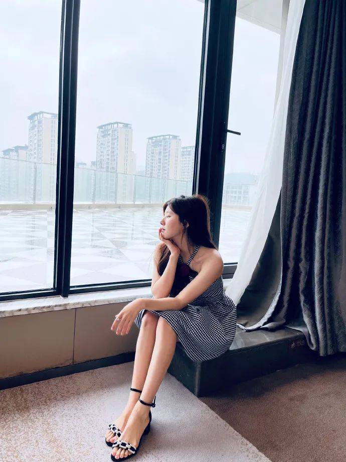 赵露思穿格纹裙露香肩美腿!冰肌玉骨太性感艳丽