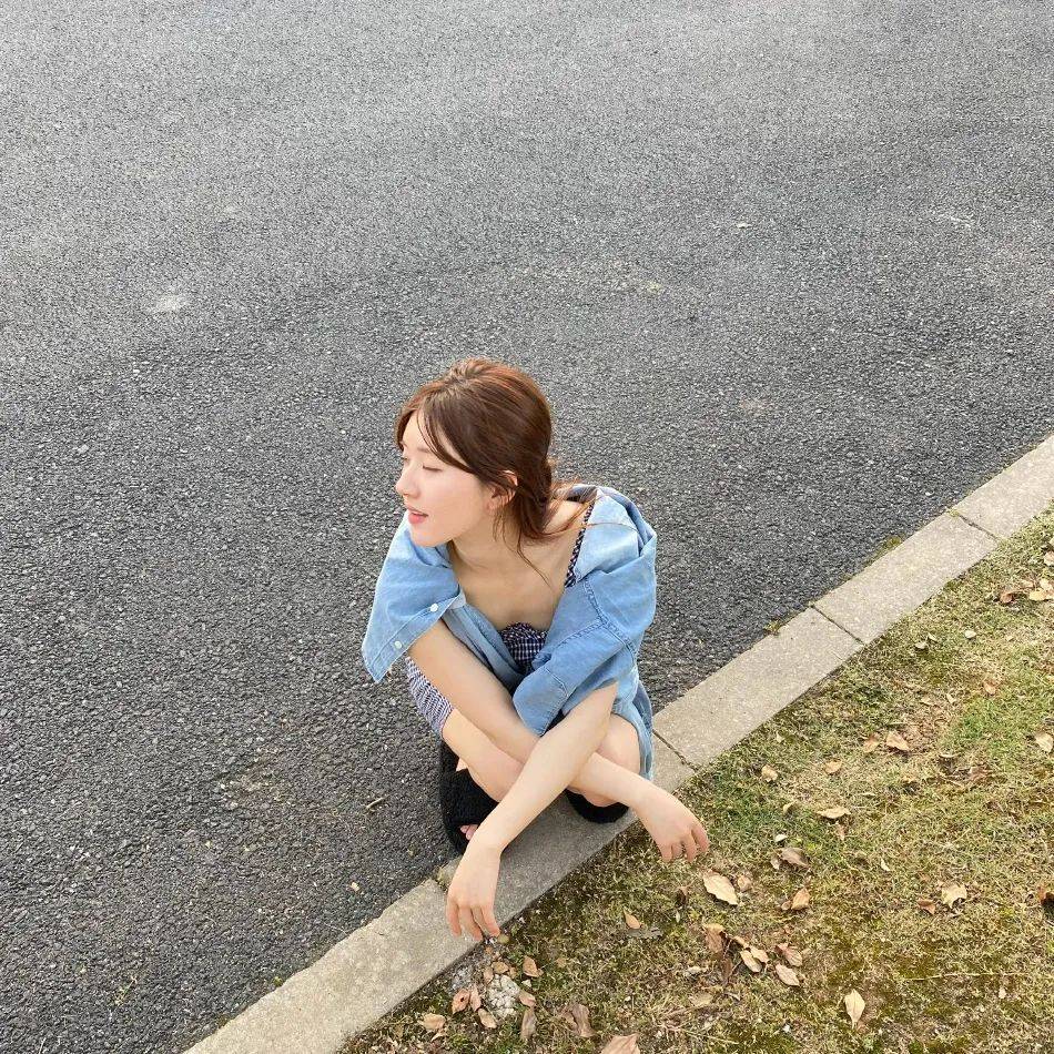 赵露思晒初夏落日美图!大长腿美得不可方物