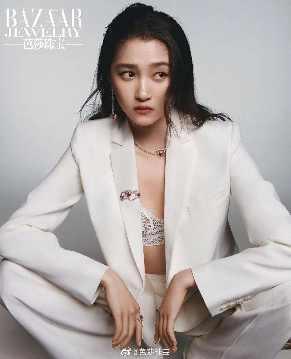 关晓彤写真大秀事业线，英姿飒爽气场全开！