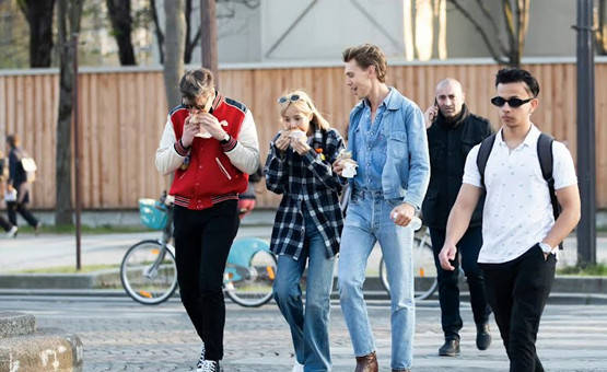 Lisa回国后大变样！男友视角下光脚穿印花裙踏青宛如仙女下凡