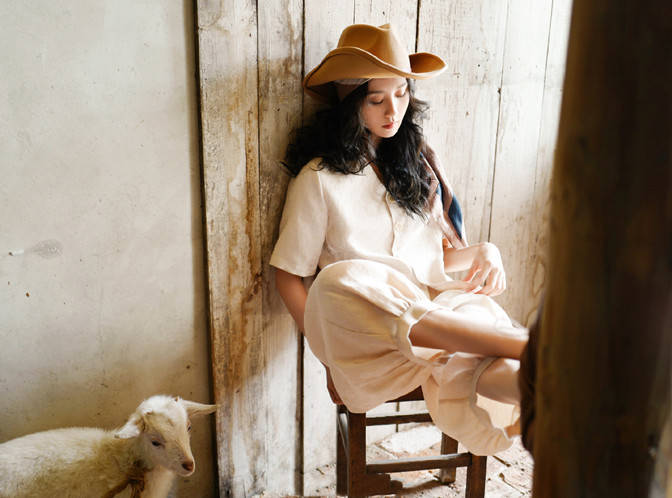 刘诗诗羊圈穿裙抱羊羔拍广告，选对场所美三分