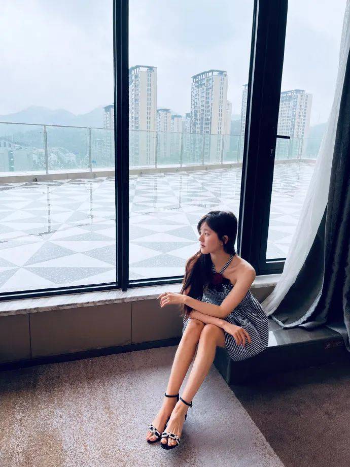 赵露思穿格纹裙露香肩美腿!冰肌玉骨太性感艳丽