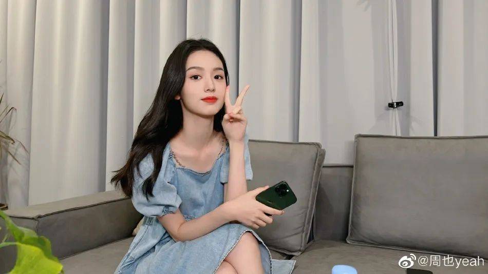 周也身穿牛仔裙超有惊艳感!微卷长发少女感十足