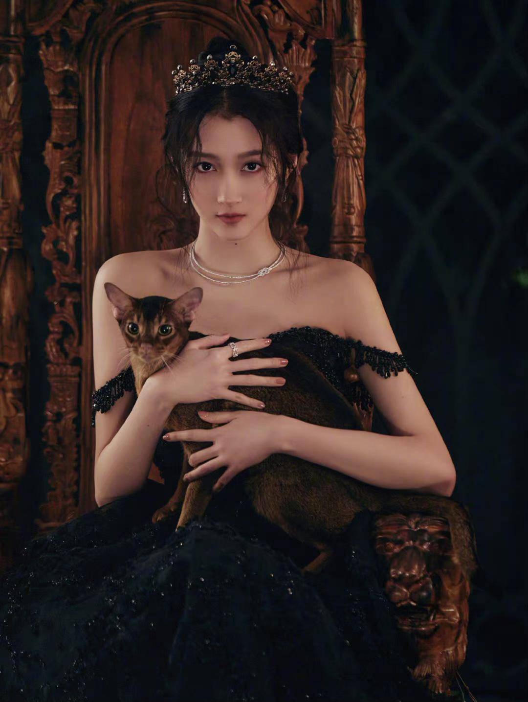 关晓彤绝美活动造型释出，黑色宝石礼服清冷优雅！