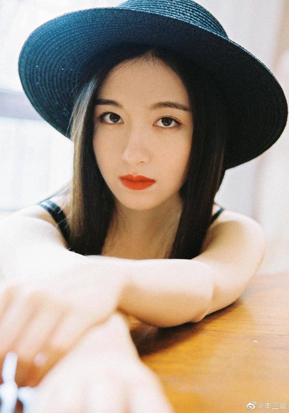 李兰迪身穿黑色吊带裙超靓丽!艳若桃李太性感撩人