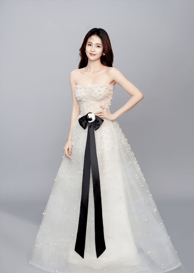 白鹿穿旗袍打扮淑女而温柔,有大家闺秀既视感!