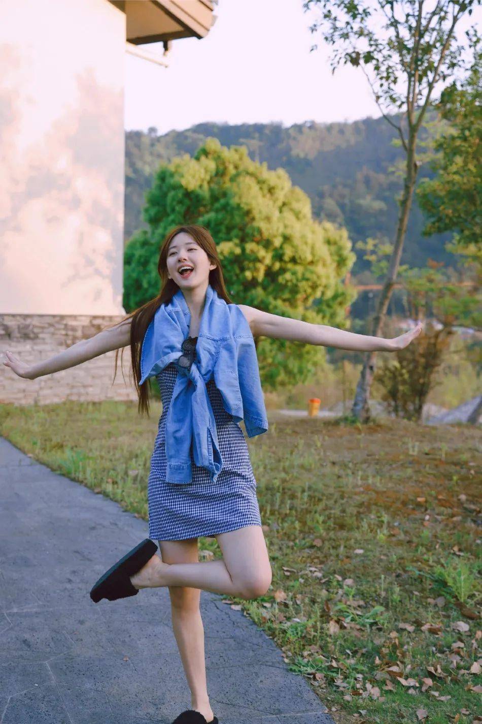 赵露思晒初夏落日美图!大长腿美得不可方物