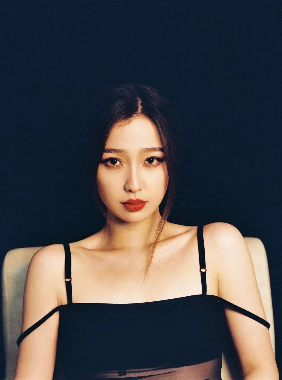 虞书欣穿黑色吊带上衣大秀香肩!烈焰红唇十分抢镜