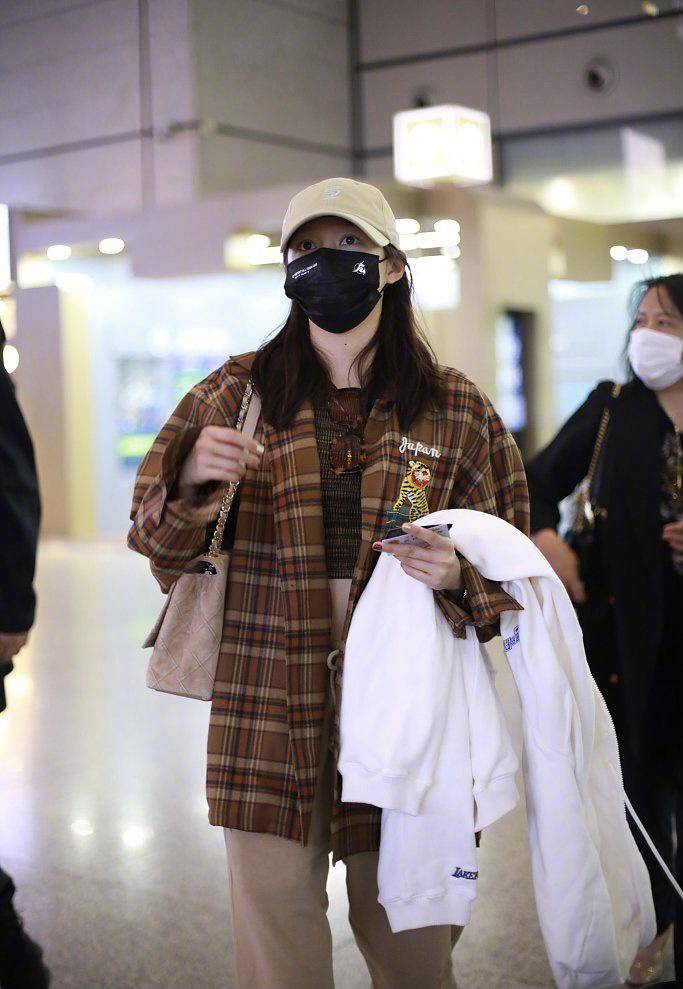 关晓彤绝美活动造型释出，黑色宝石礼服清冷优雅！