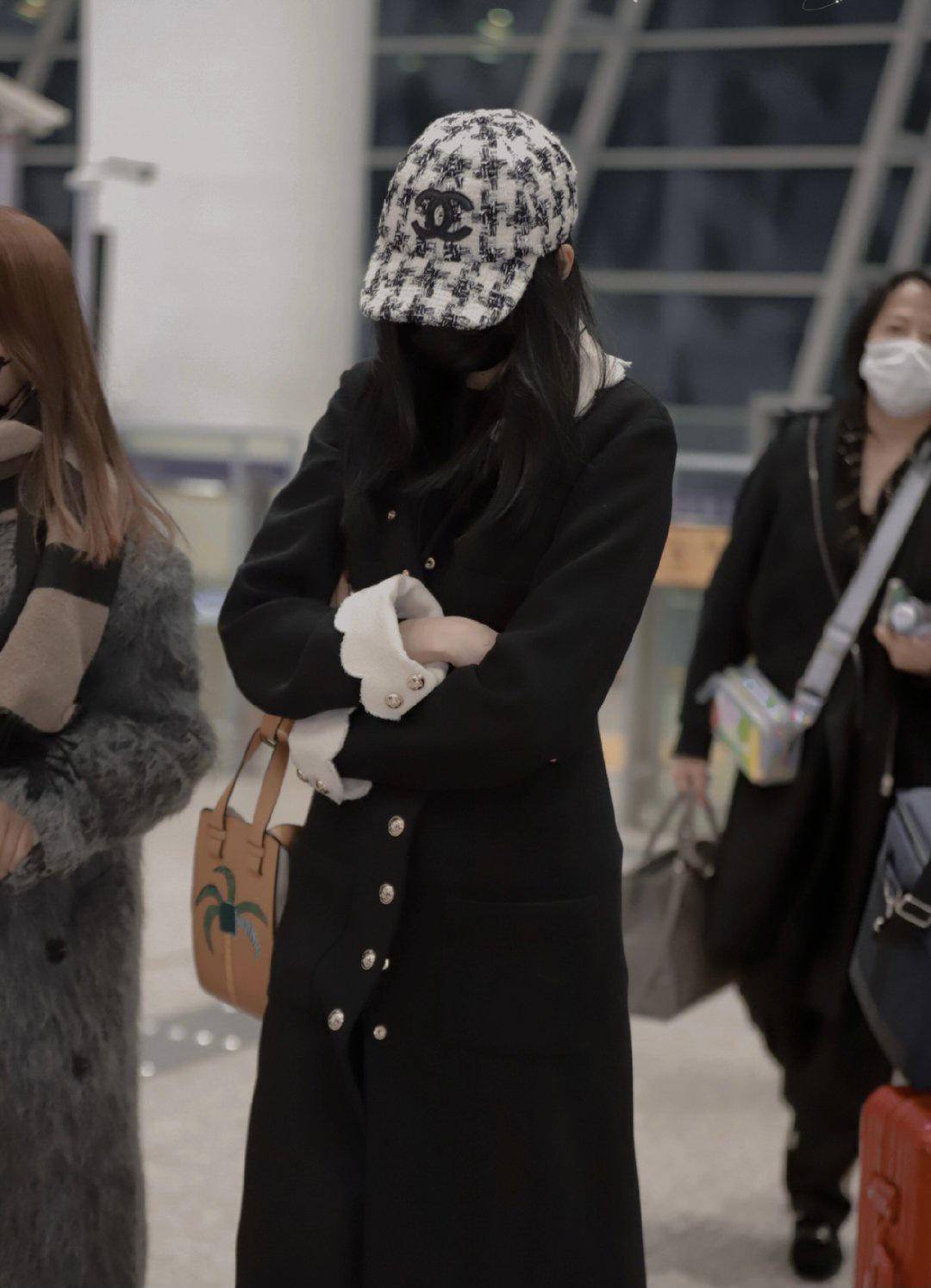 关晓彤绝美活动造型释出，黑色宝石礼服清冷优雅！