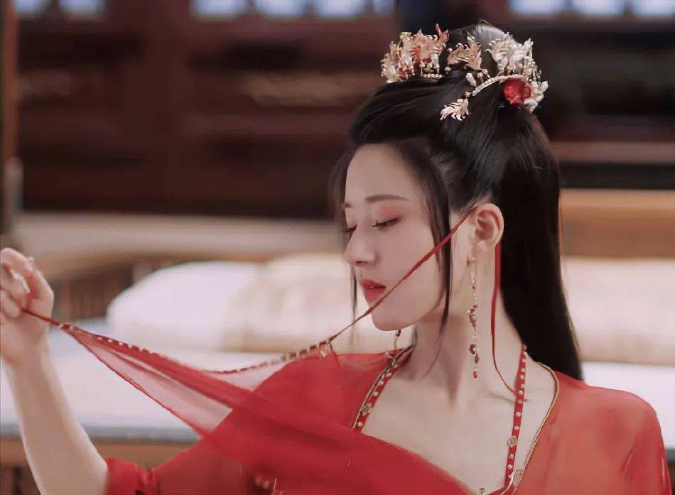 赵露思新剧红衣大秀香肩太惊艳!一身红衣美艳动人