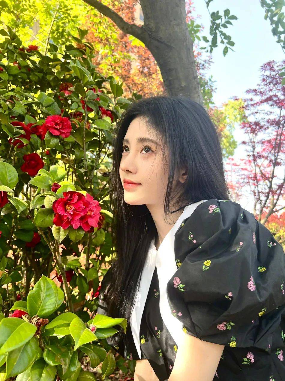 鞠婧祎春日花丛中超靓！娃娃领短裙明艳动人