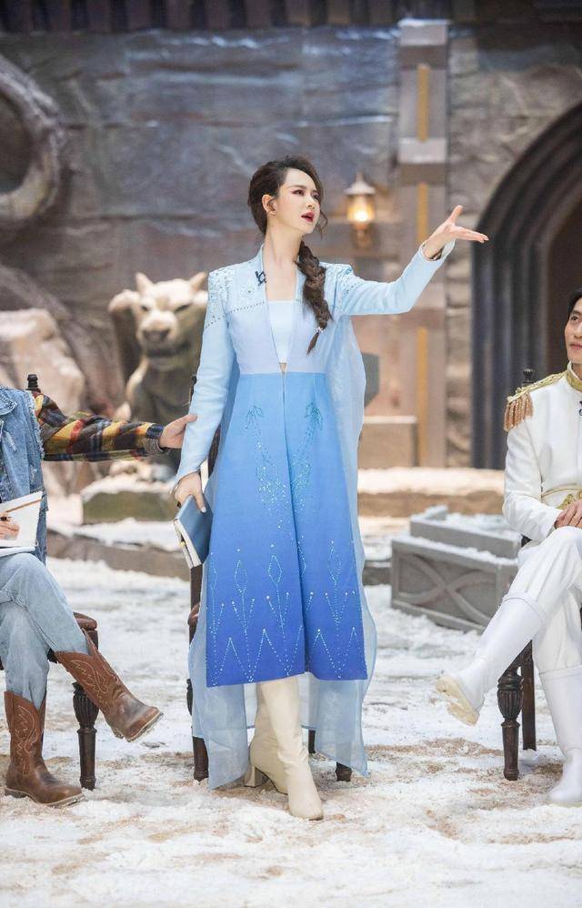 戚薇穿蓝色搭配清爽又飒气,妥妥的时髦精