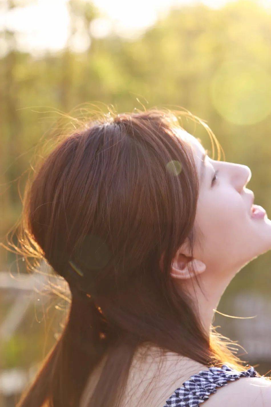 赵露思晒初夏落日美图!大长腿美得不可方物