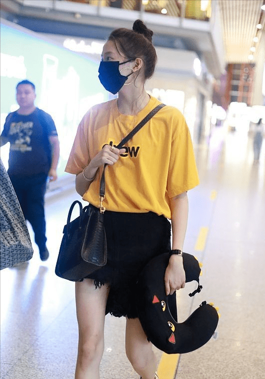 关晓彤“狐妖”造型挺可爱，穿短牛仔裙大长腿太吸睛