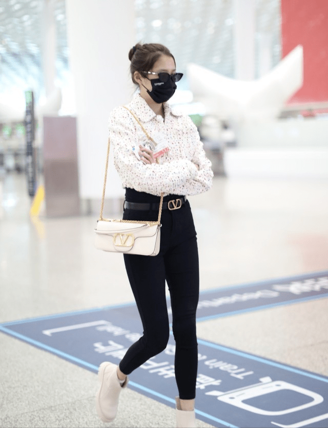 关晓彤御姐造型太撩人,彩色针织衫配黑色低领背心挺有个性!