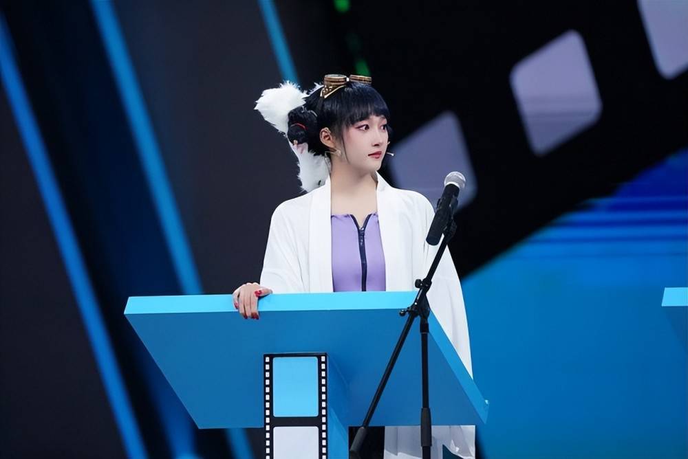 关晓彤“狐妖”造型挺可爱，穿短牛仔裙大长腿太吸睛